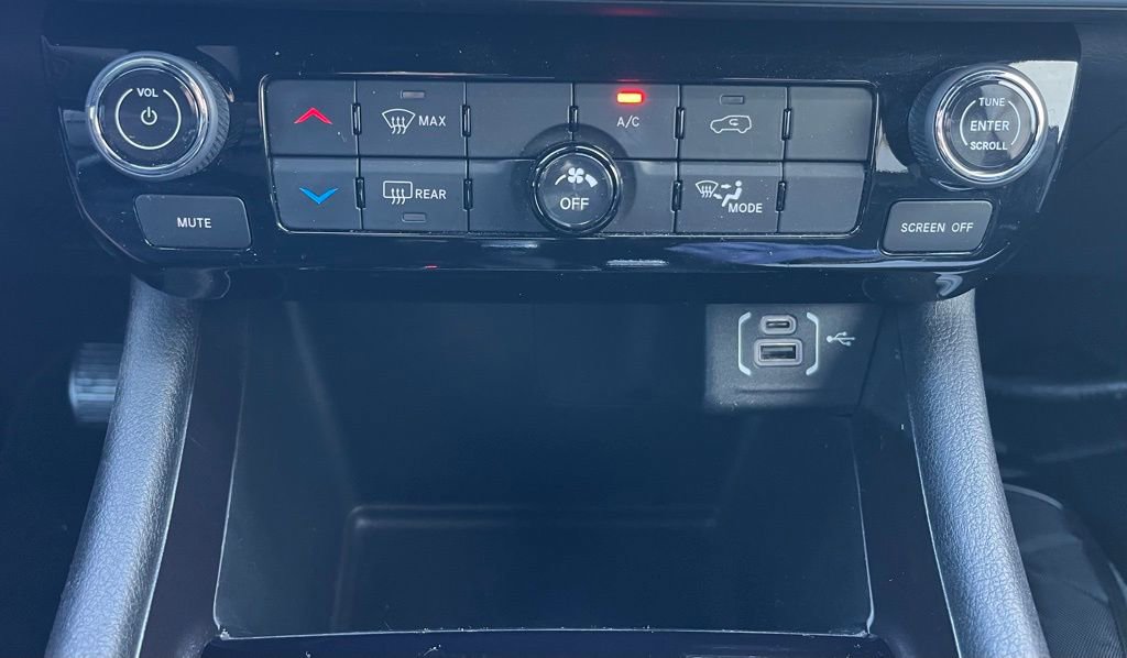 Used 2024 Jeep Compass Latitude image 16