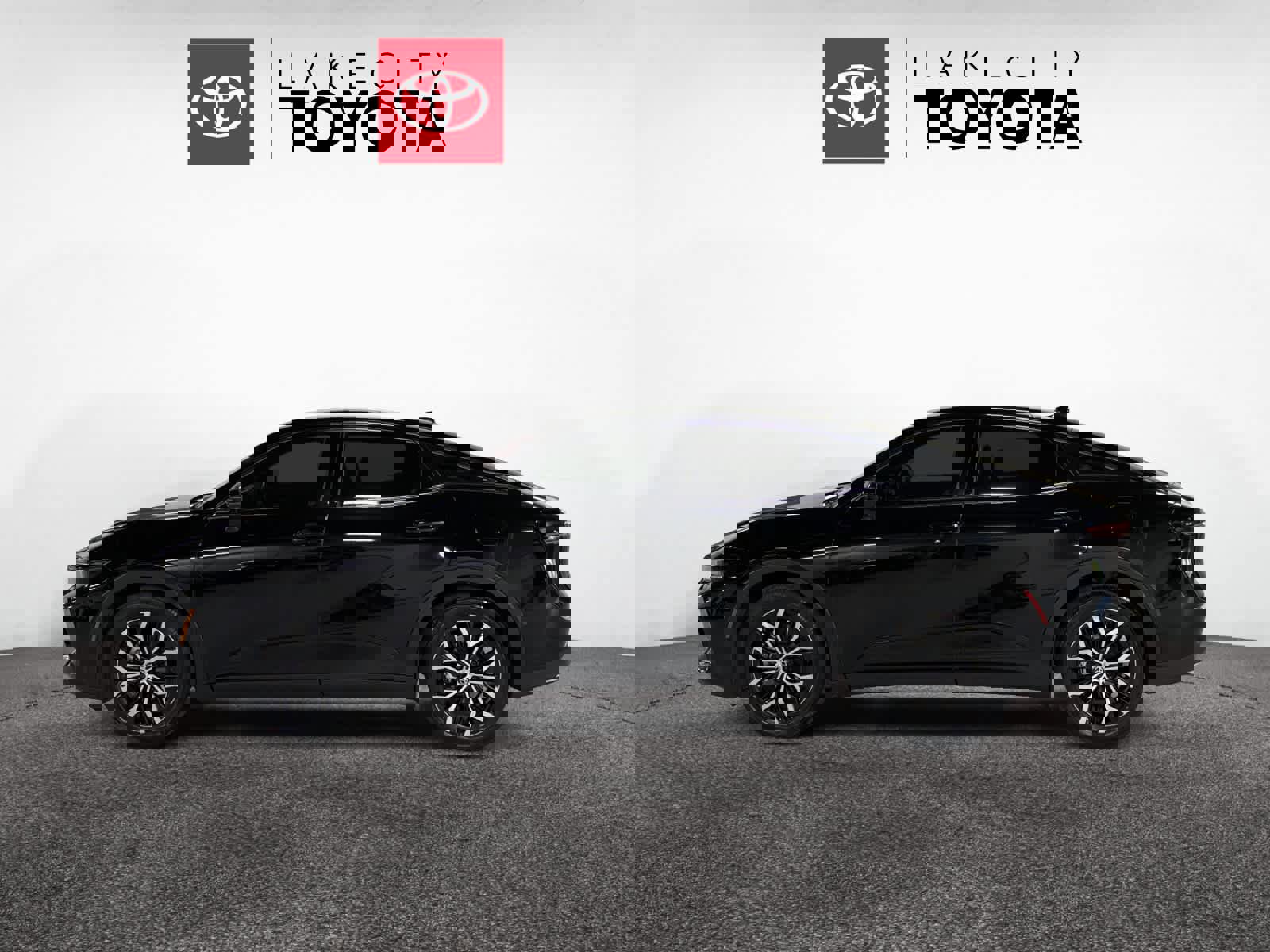 Used 2023 Toyota Crown Limited image 3