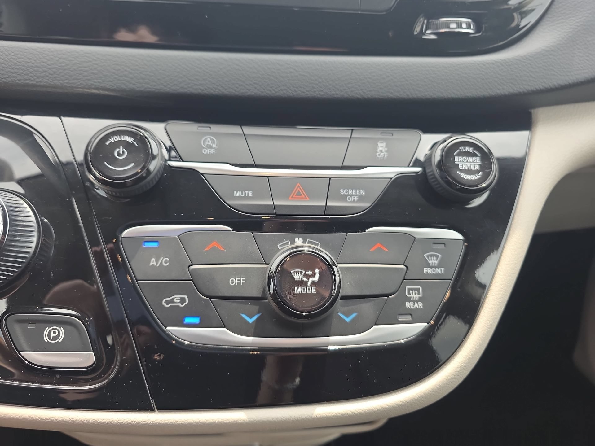 Used 2023 Chrysler Voyager LX FWD image 23