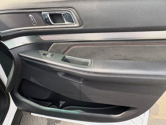 Used 2019 Ford Explorer XLT w/ Equipment Group 202A AWD/4WD image 17