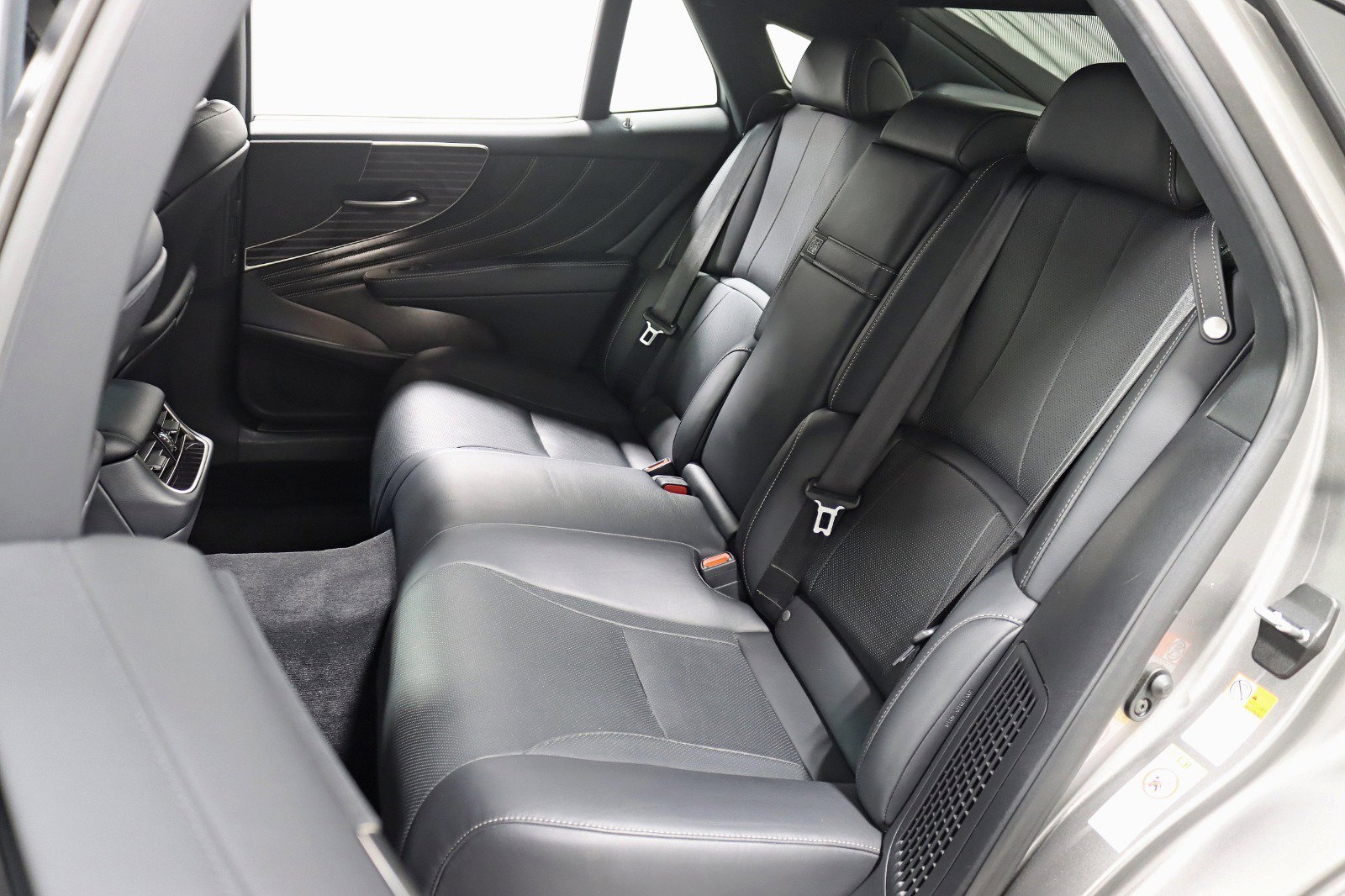 Used 2018 Lexus LS 500h AWD w/ Accessory Package (Z2) image 29