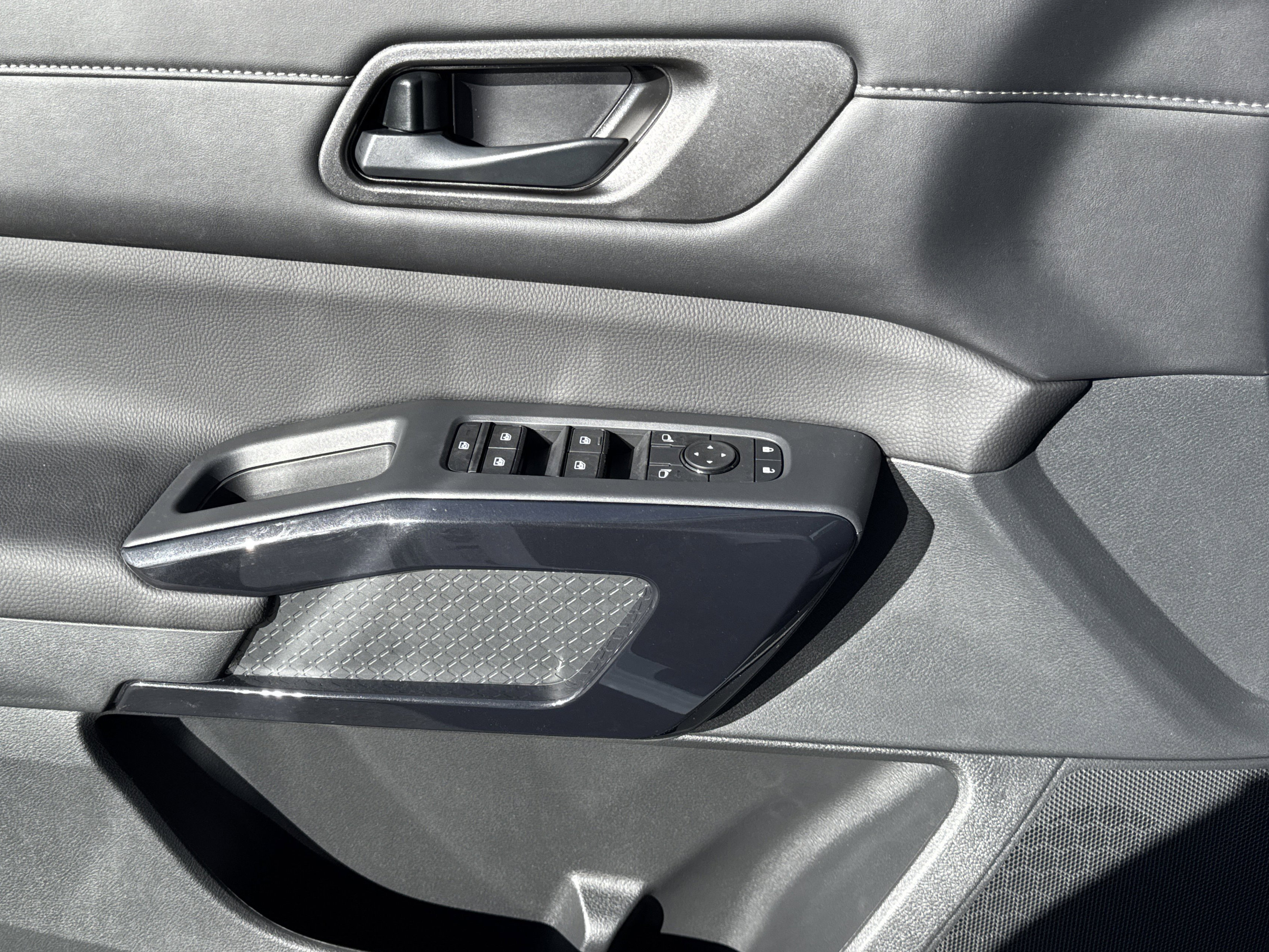 New 2026 Nissan Pathfinder SV image 8