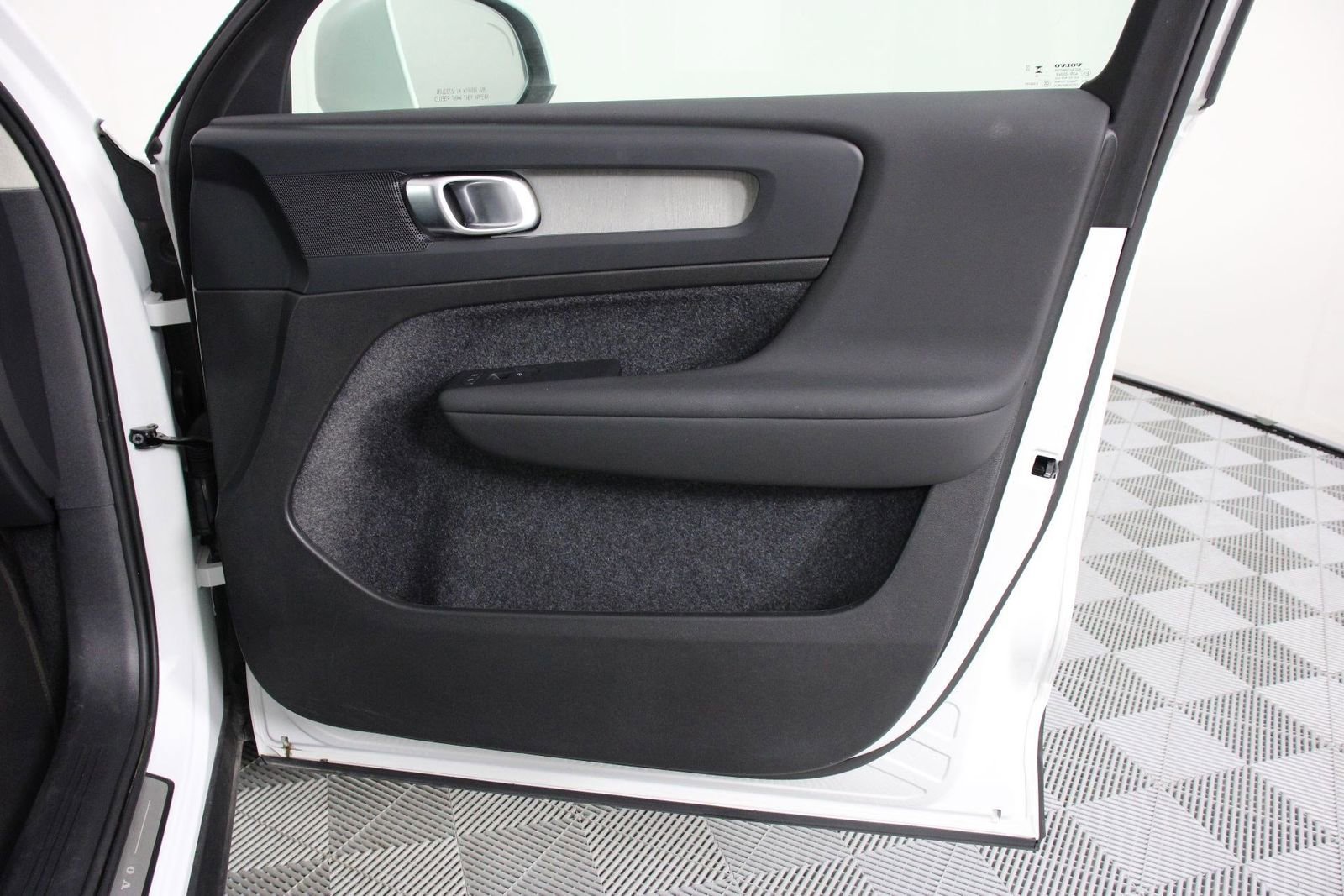 Certified 2025 Volvo XC40 B5 Plus image 21