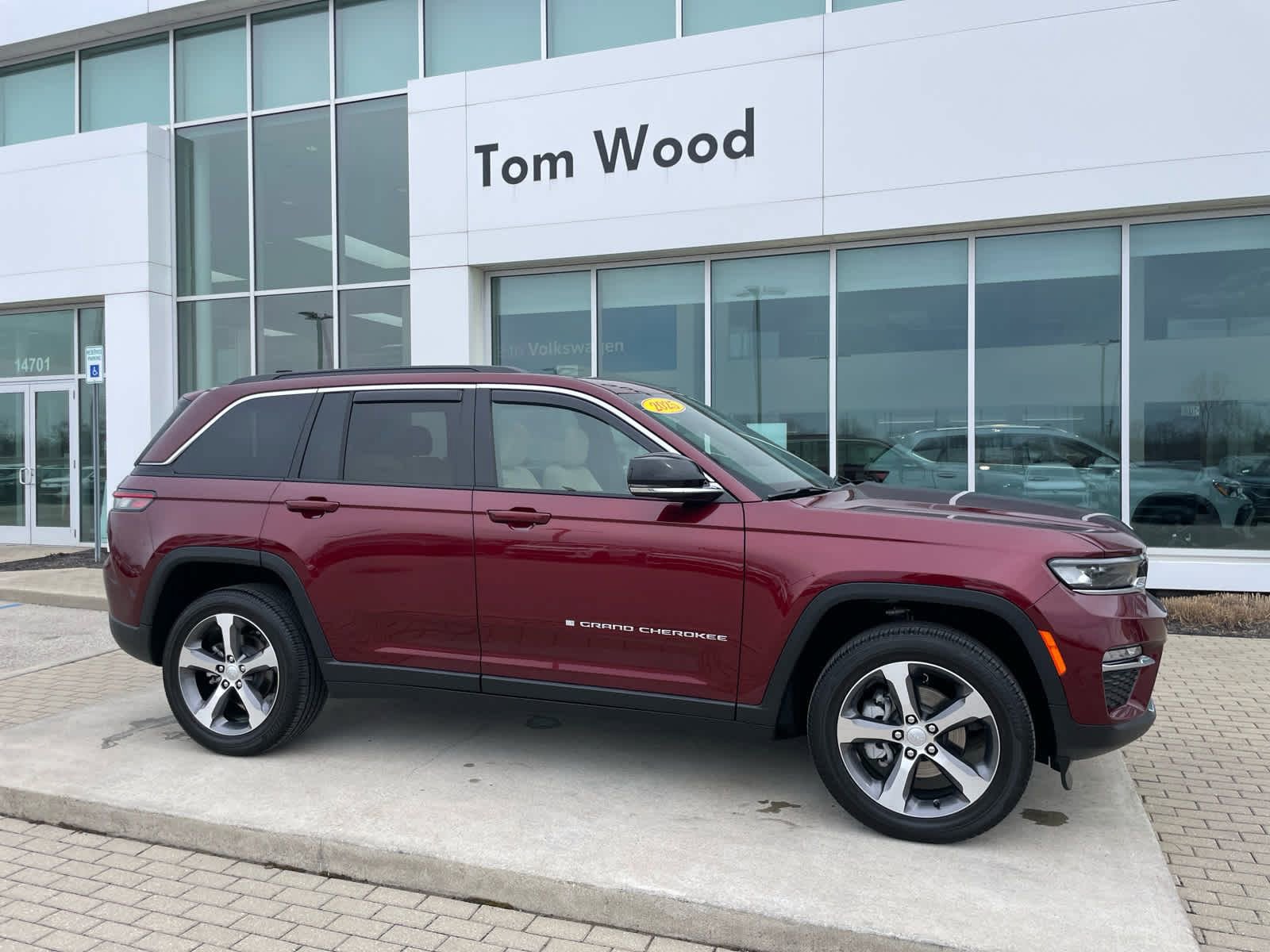 Used 2025 Jeep Grand Cherokee Limited w/ Trailer Tow Package AWD/4WD image 2
