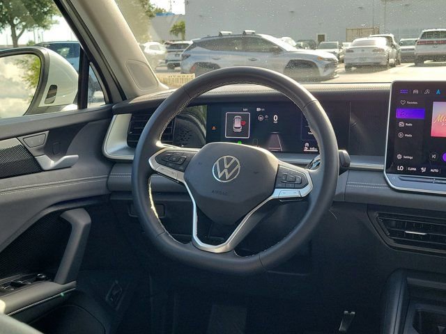 Certified 2025 Volkswagen Tiguan SE FWD image 3