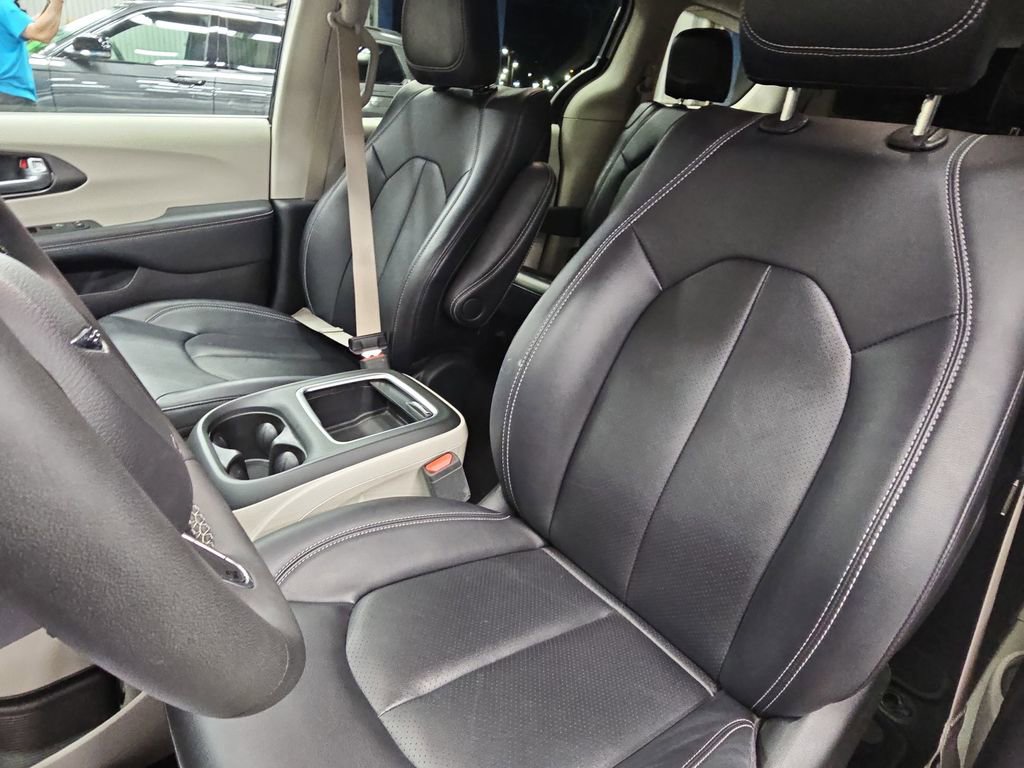 Used 2024 Chrysler Pacifica Touring-L image 15