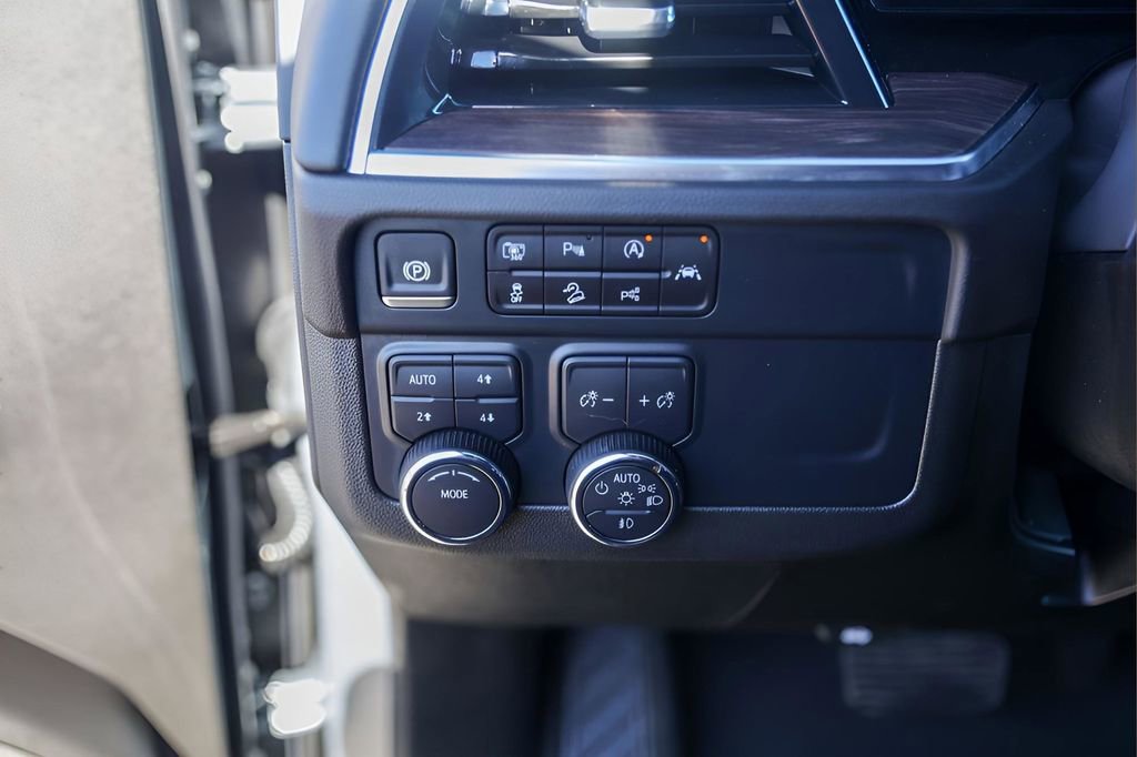Used 2025 Chevrolet Suburban Z71 image 15