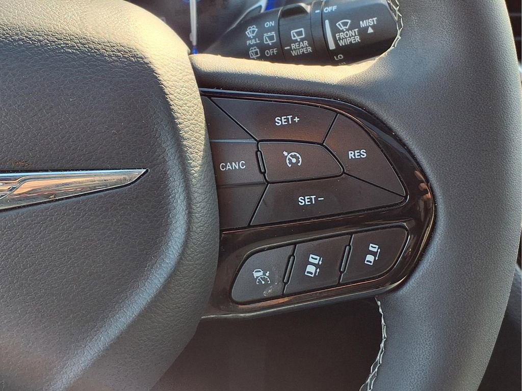 Used 2025 Chrysler Pacifica Limited image 14