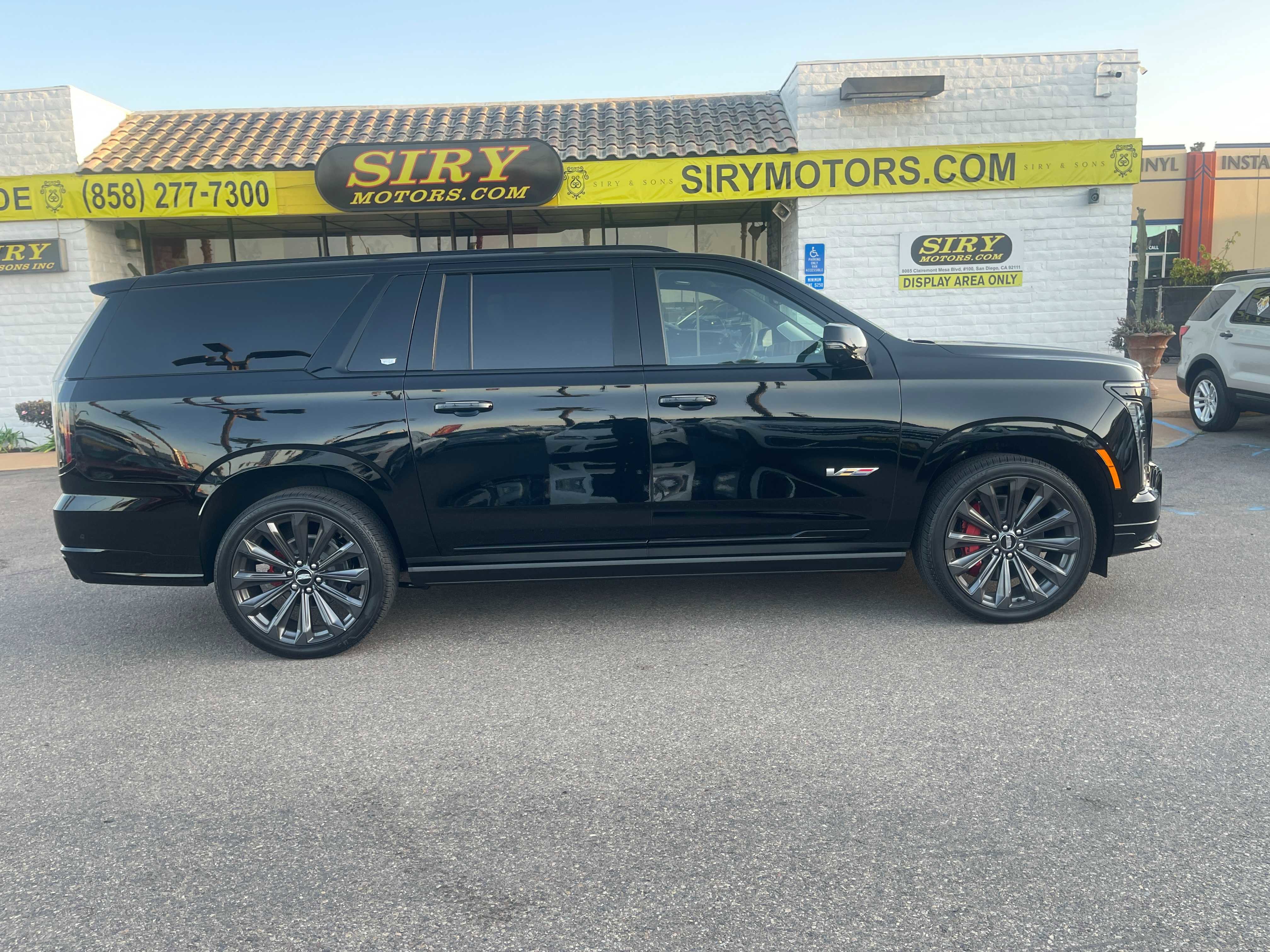 Used 2025 Cadillac Escalade ESV V image 2