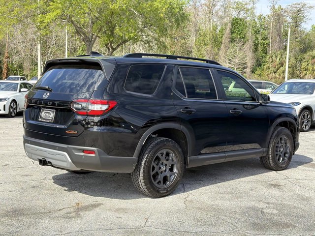 Used 2025 Honda Pilot TrailSport image 2