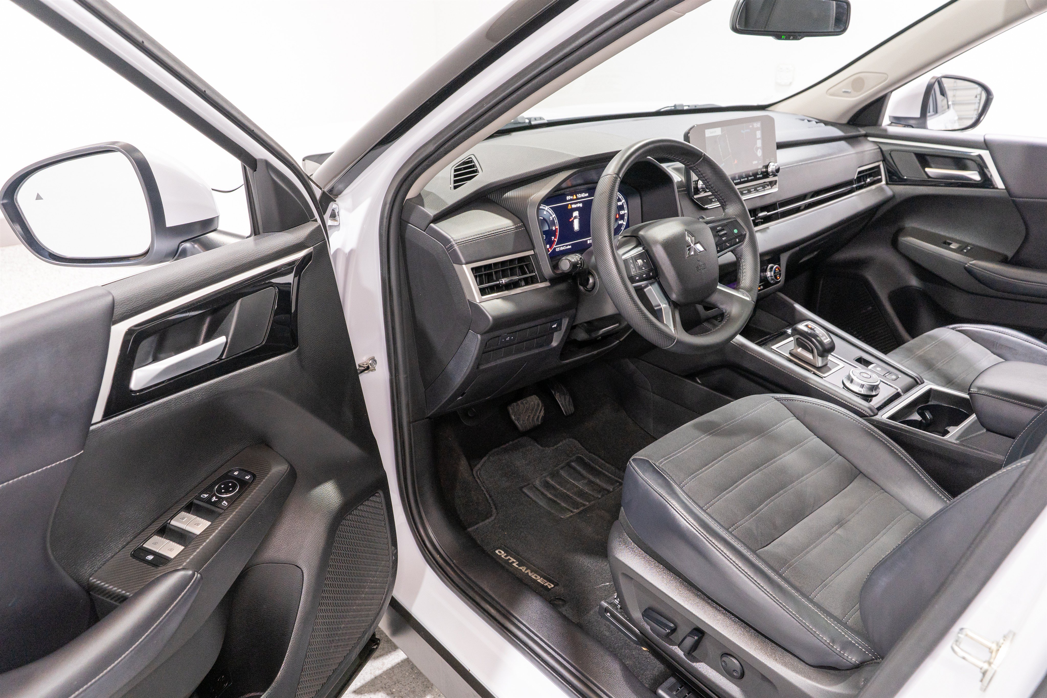 Used 2024 Mitsubishi Outlander SE Black Edition FWD image 12