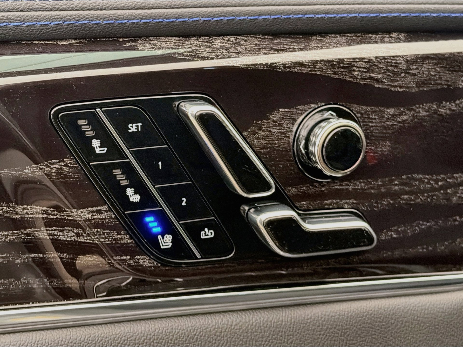 New 2026 Cadillac Escalade IQL Sport 1 w/ LPO, ONYX Package AWD/4WD image 27