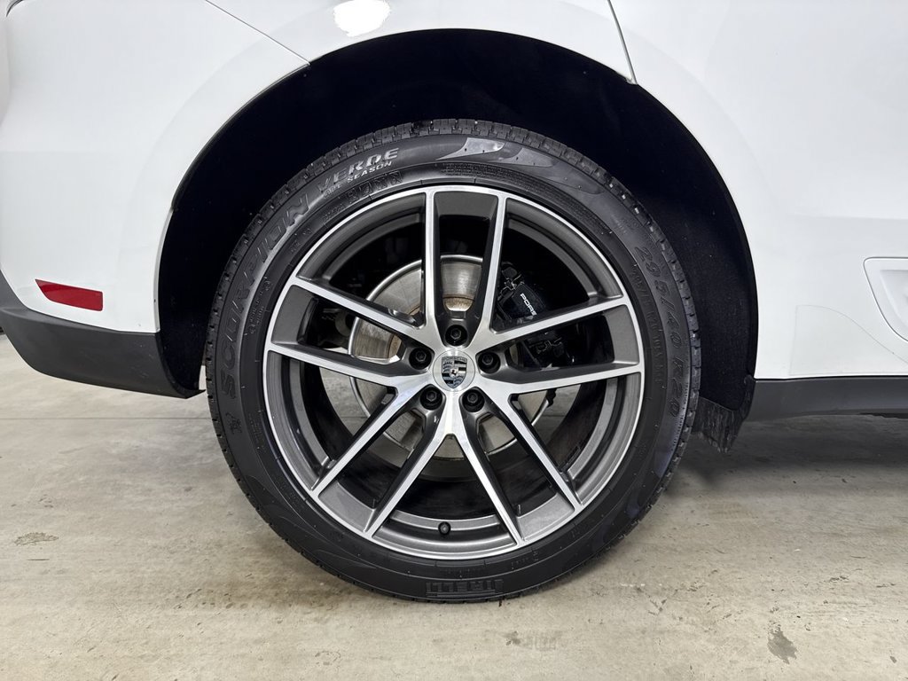 Certified 2025 Porsche Macan AWD/4WD image 16