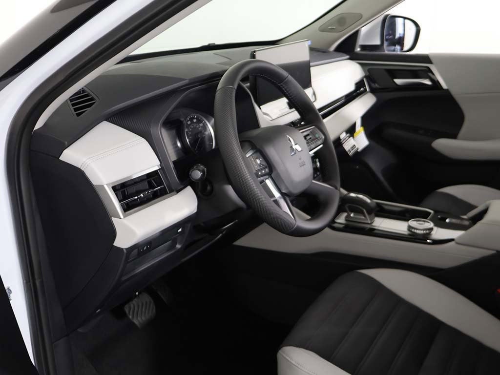 New 2025 Mitsubishi Outlander SE image 24