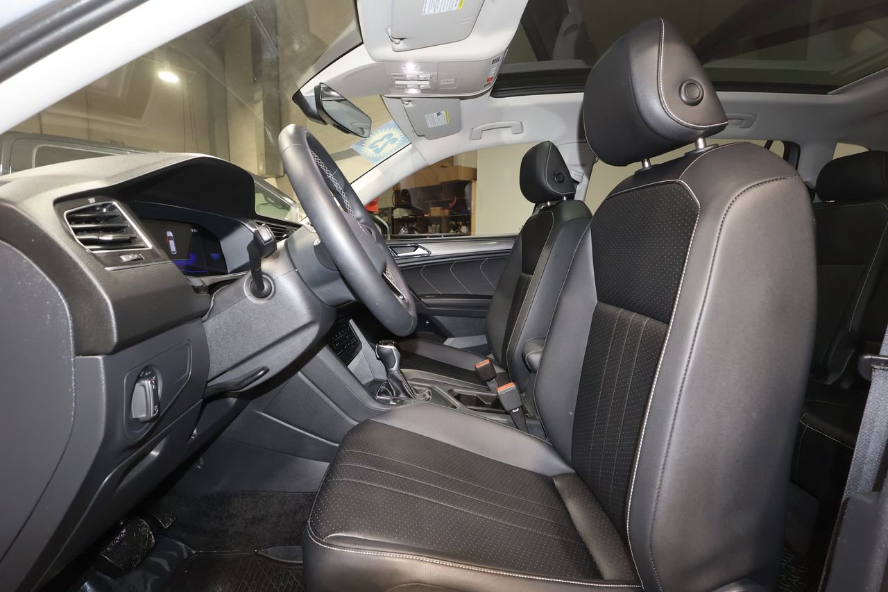 Used 2023 Volkswagen Tiguan SE w/ Panoramic Sunroof Package image 21