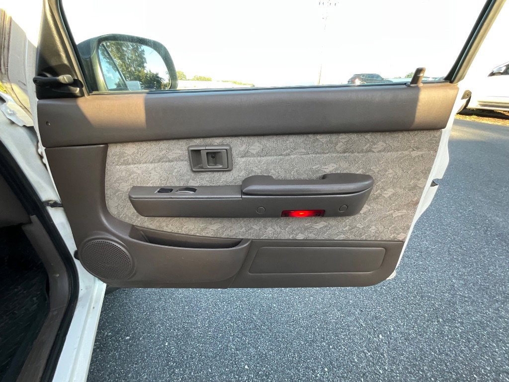 Used 2000 Toyota Tacoma w/ SR5 Package image 15