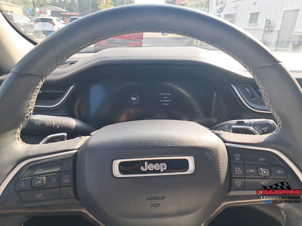 Used 2023 Jeep Grand Cherokee Limited AWD/4WD image 19