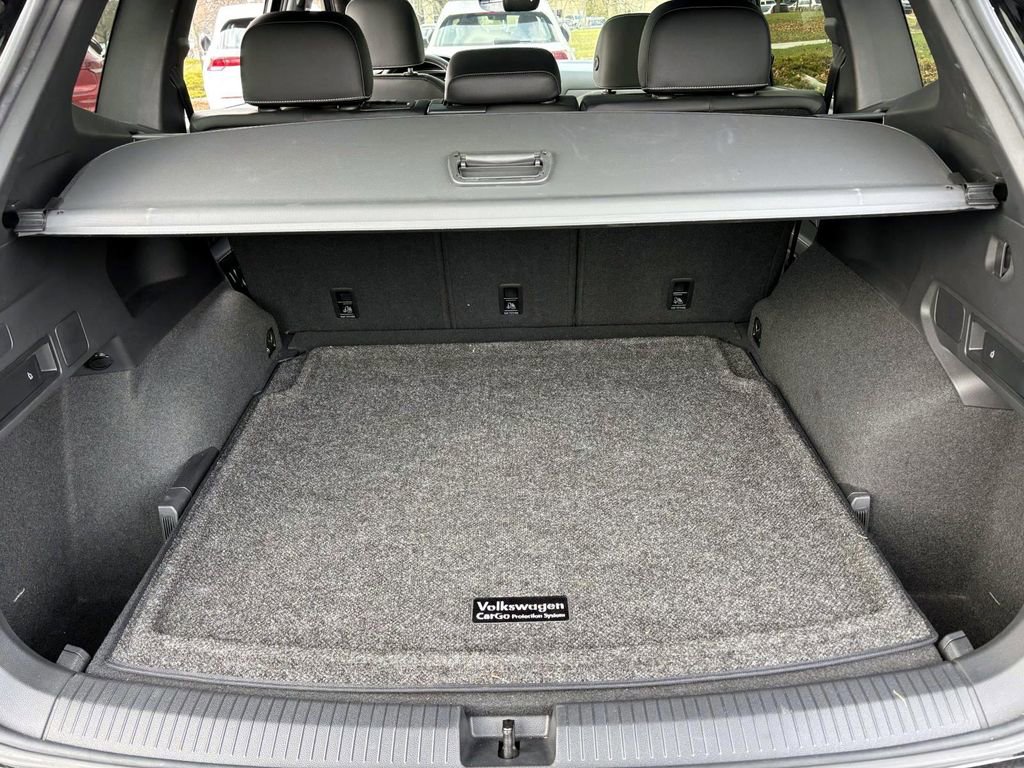 Used 2023 Volkswagen Tiguan SE R-Line image 9