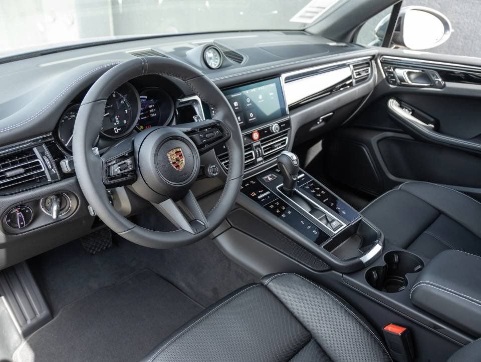 Certified 2025 Porsche Macan Turbo image 4