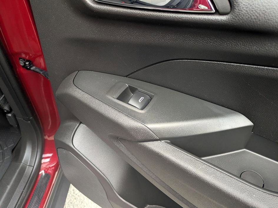 Certified 2025 Chevrolet Trax RS w/ Sunroof Package image 33