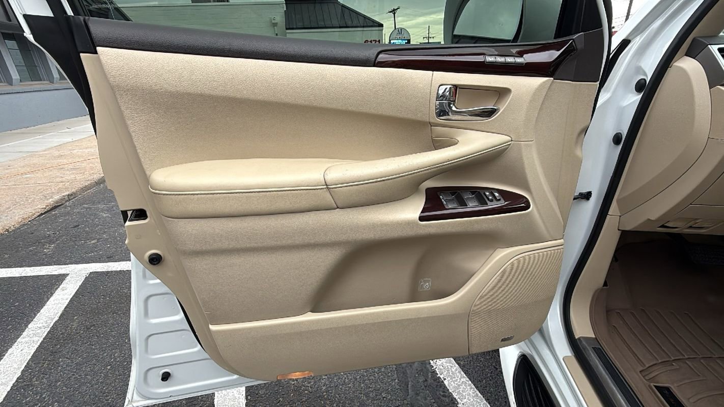 Used 2013 Lexus LX 570 4WD w/ Luxury Pkg image 9