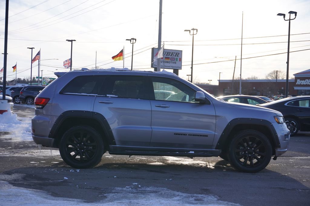 Used 2017 Jeep Grand Cherokee Altitude image 8