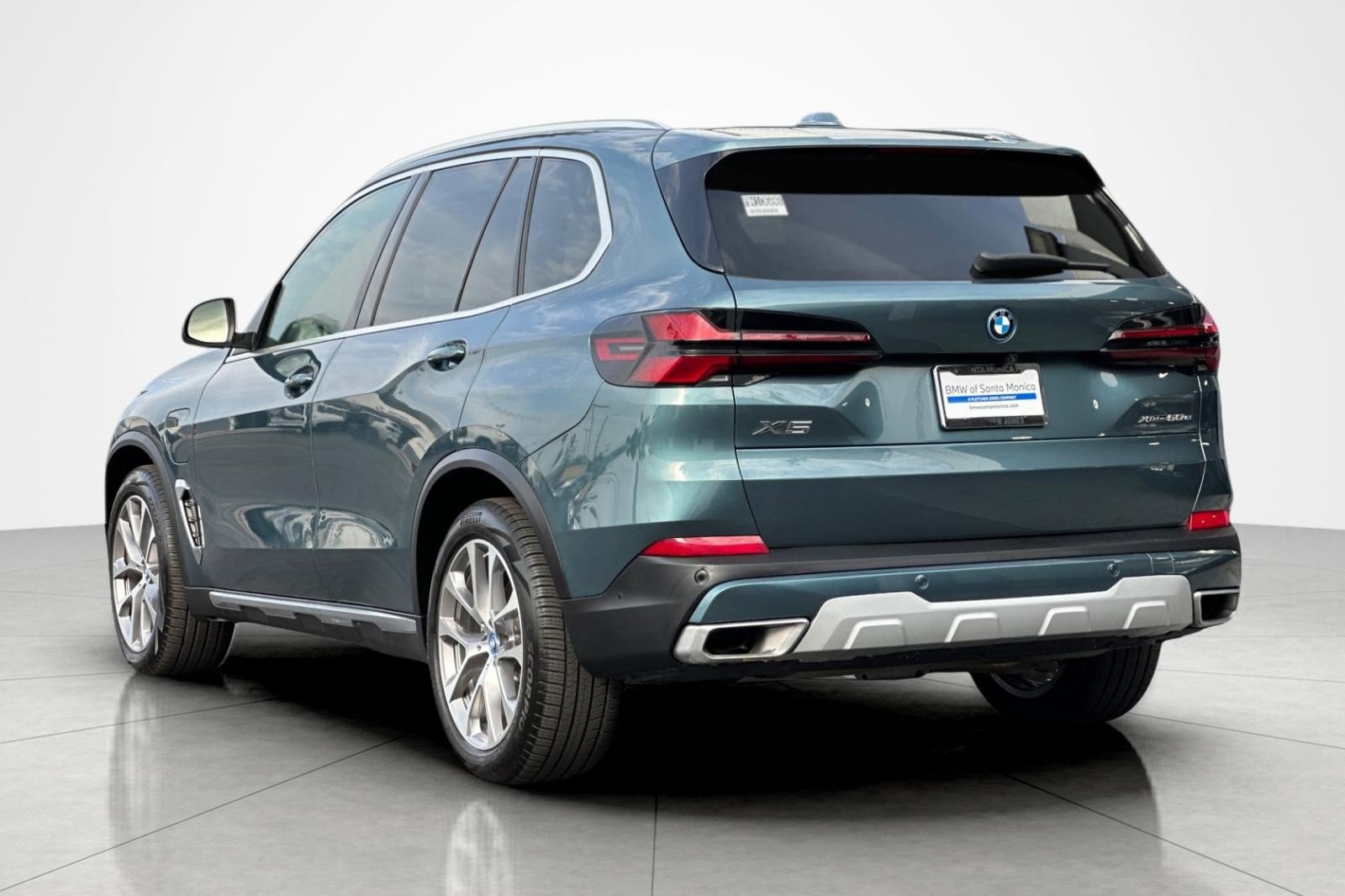 Used 2025 BMW X5 xDrive50e w/ Premium Package AWD/4WD image 3