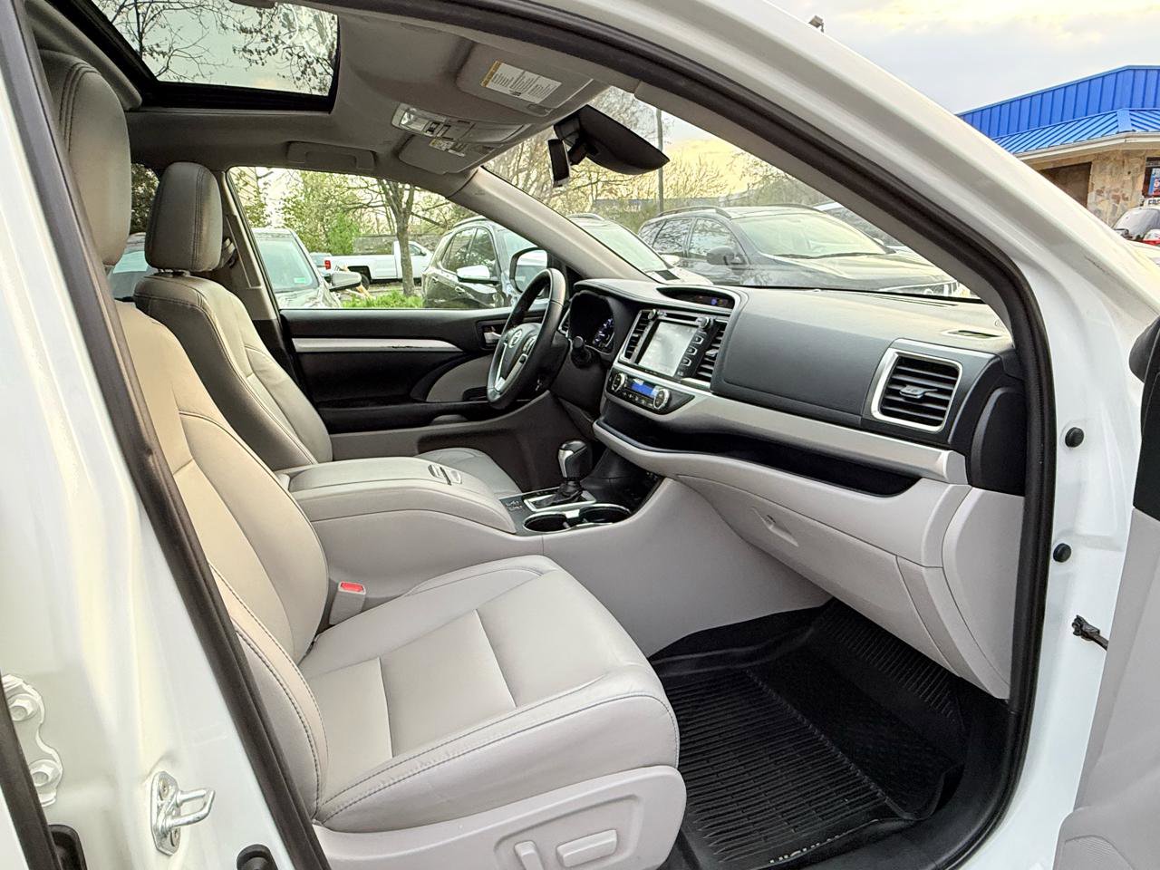 Used 2019 Toyota Highlander XLE AWD/4WD image 19