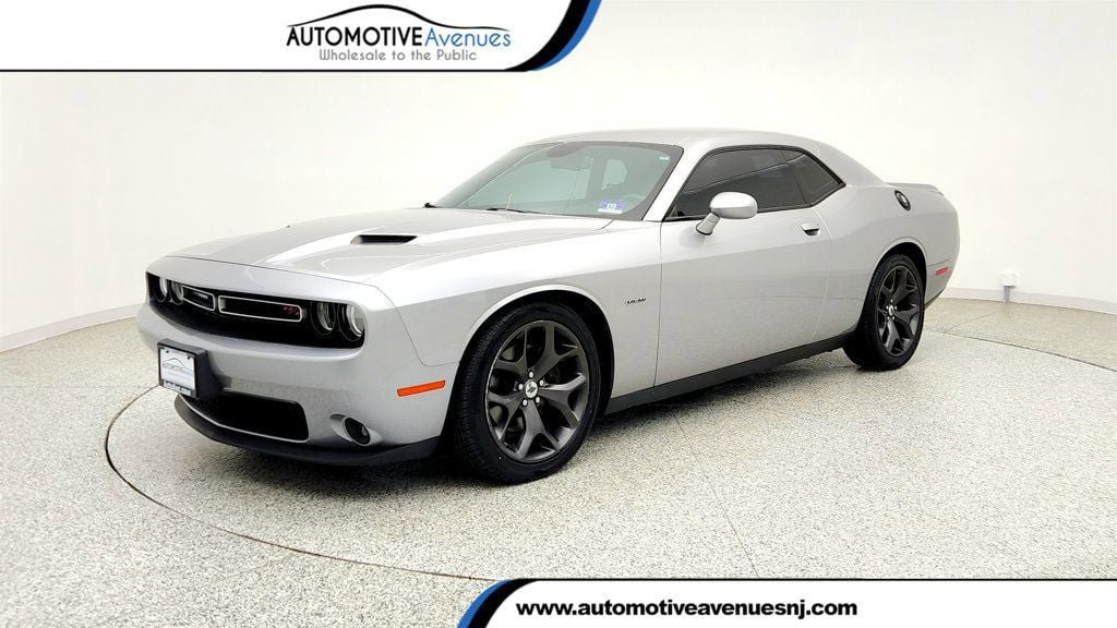Used 2017 Dodge Challenger R/T RWD image 1