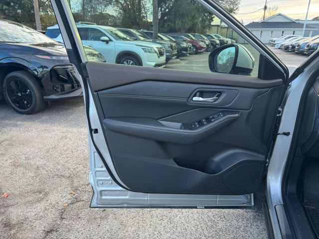 Used 2023 Nissan Rogue SV w/ SV Premium B Package image 15