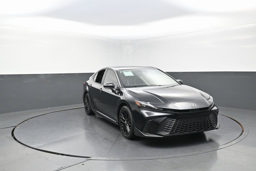 Used 2025 Toyota Camry SE image 3