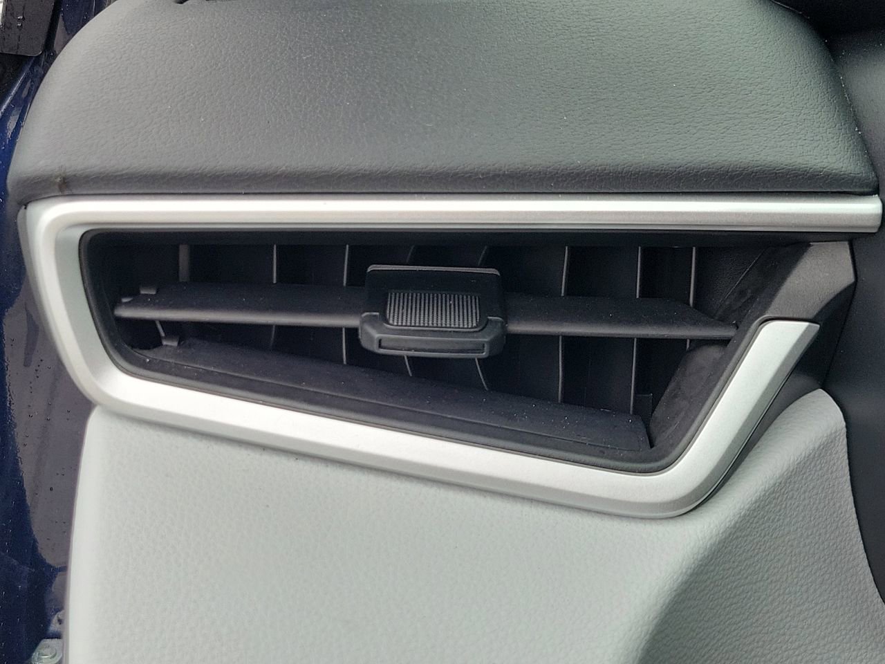 Used 2025 Toyota Corolla SE image 31