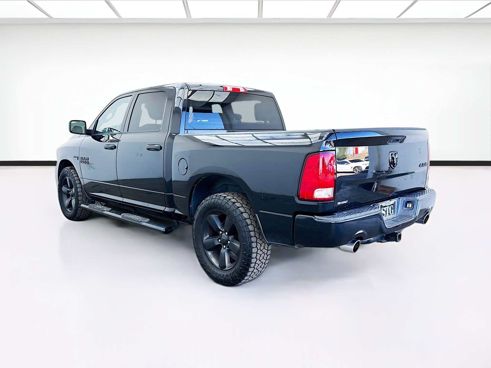 Used 2018 RAM 1500 Express w/ Black Ram 1500 Express Group image 6