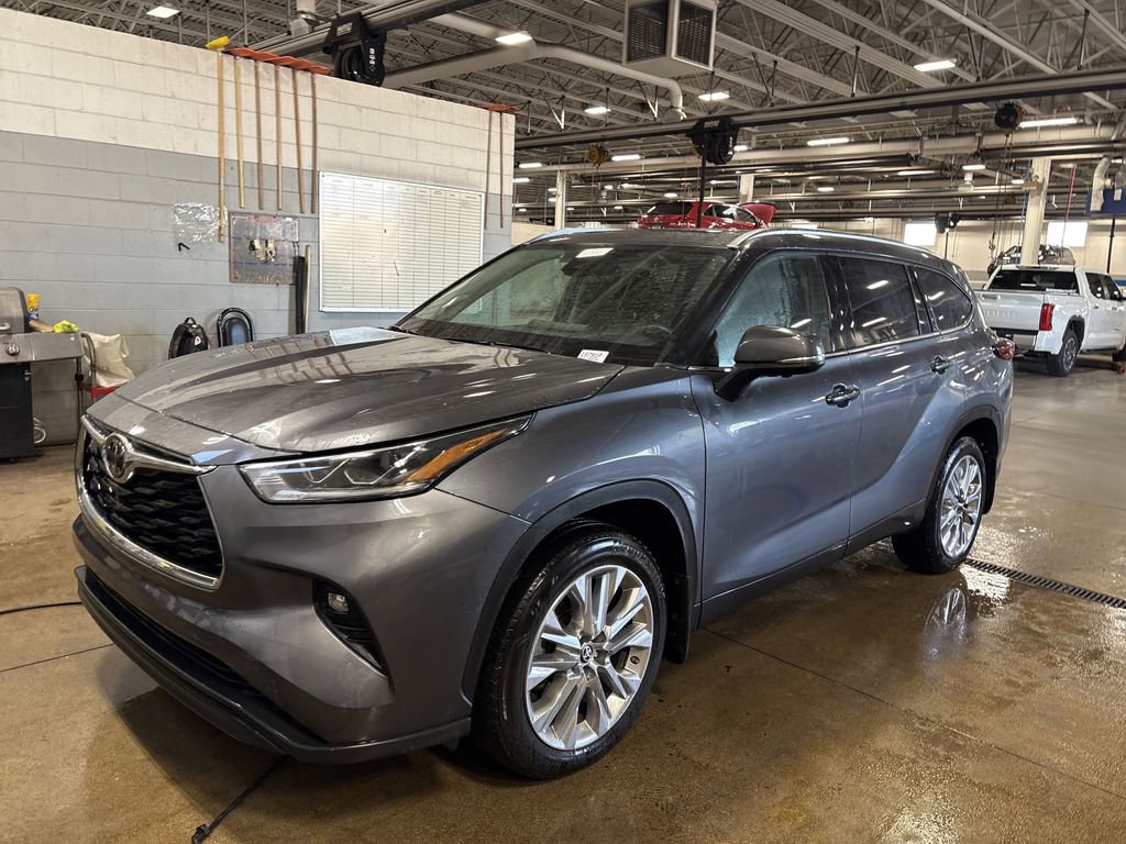 Used 2023 Toyota Highlander Limited image 1