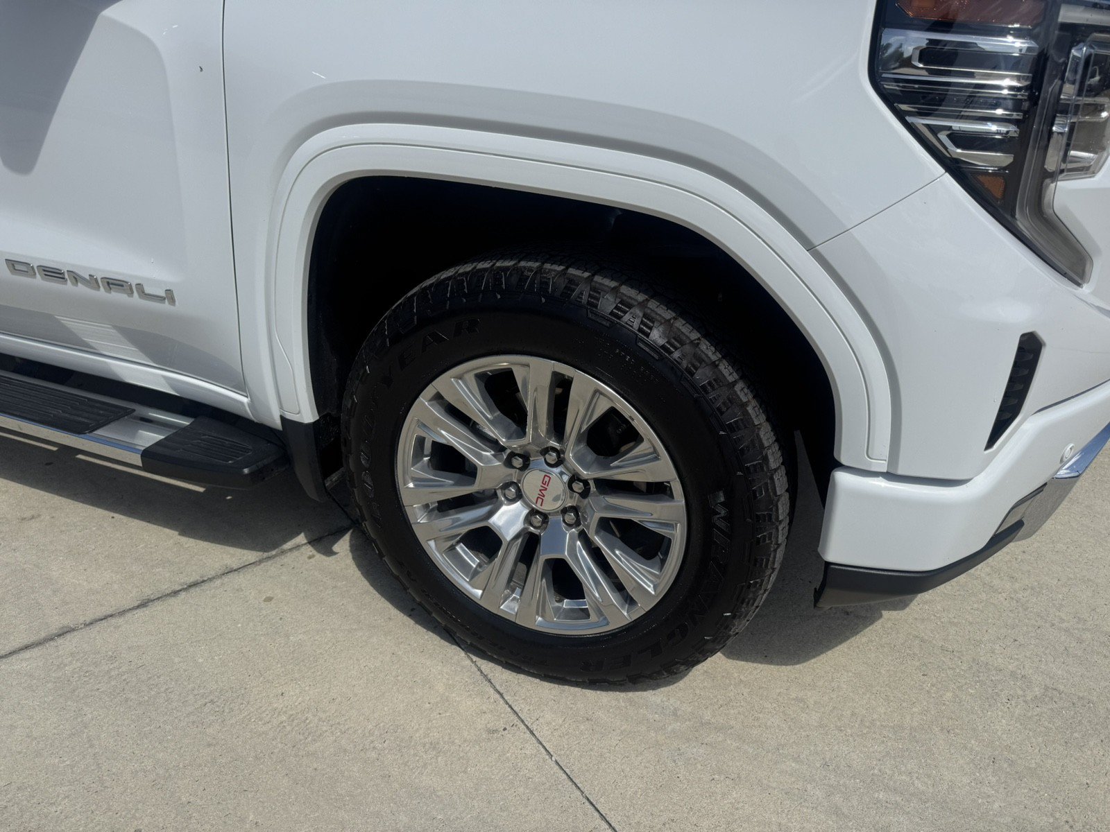 Used 2023 GMC Sierra 1500 Denali w/ Technology Package AWD/4WD image 5