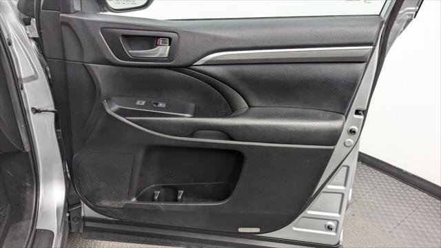 Used 2019 Toyota Highlander SE image 19