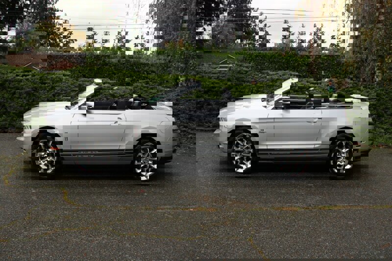 Used 2010 Ford Mustang Premium image 18