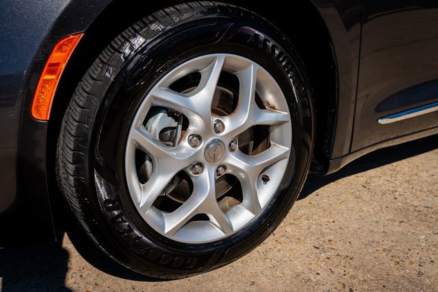 Used 2020 Chrysler Pacifica Limited image 14