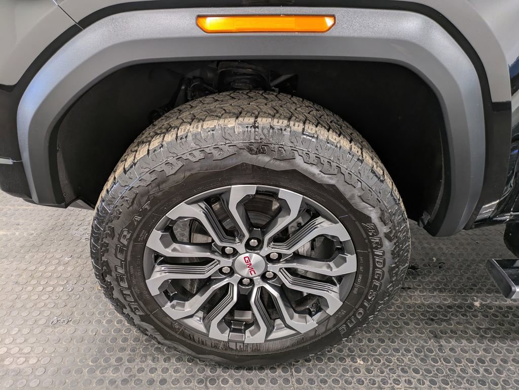 Used 2025 GMC Canyon Denali image 7
