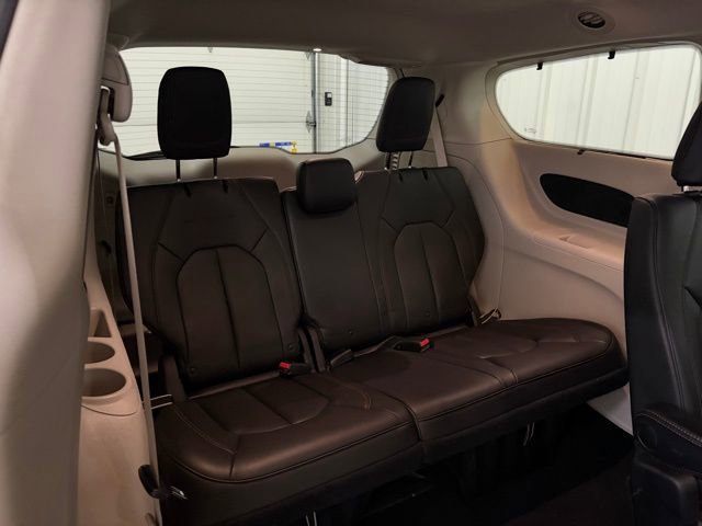 Used 2018 Chrysler Pacifica Touring-L FWD image 13