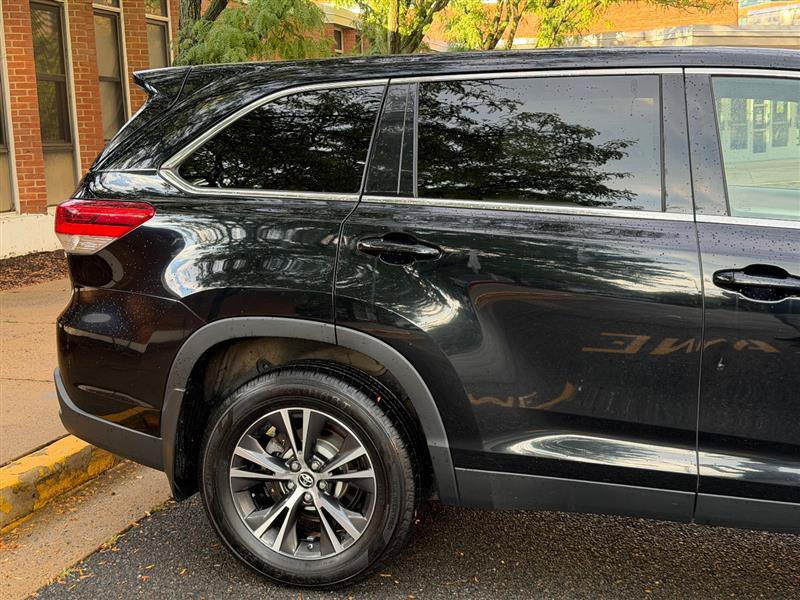 Used 2019 Toyota Highlander LE AWD/4WD image 5