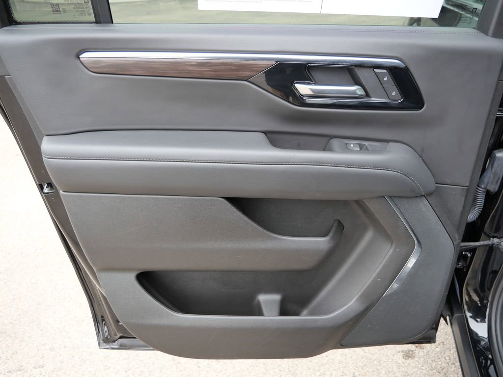 Used 2025 Chevrolet Suburban Z71 image 28