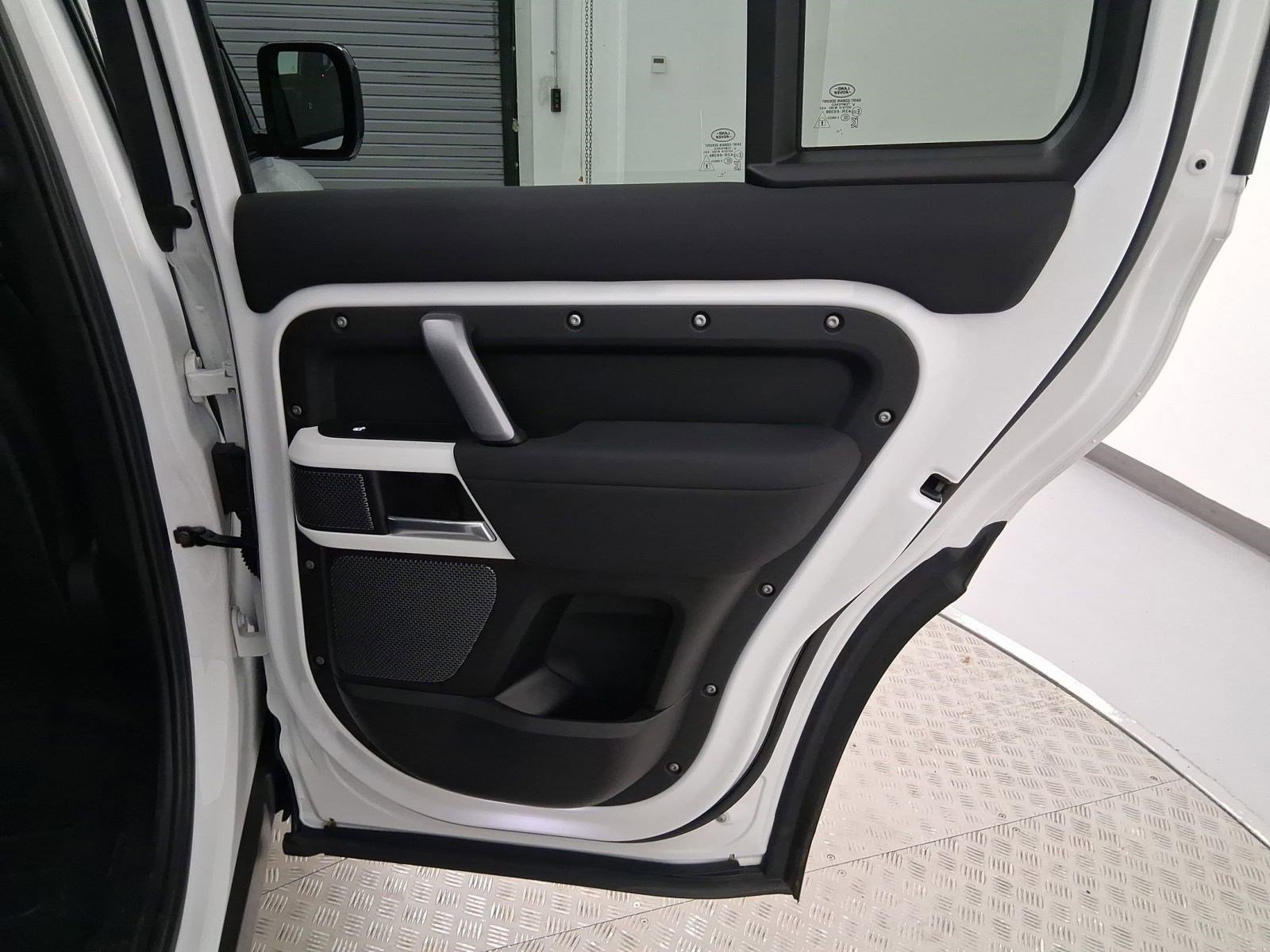 Used 2022 Land Rover Defender 110 X-Dynamic SE image 31