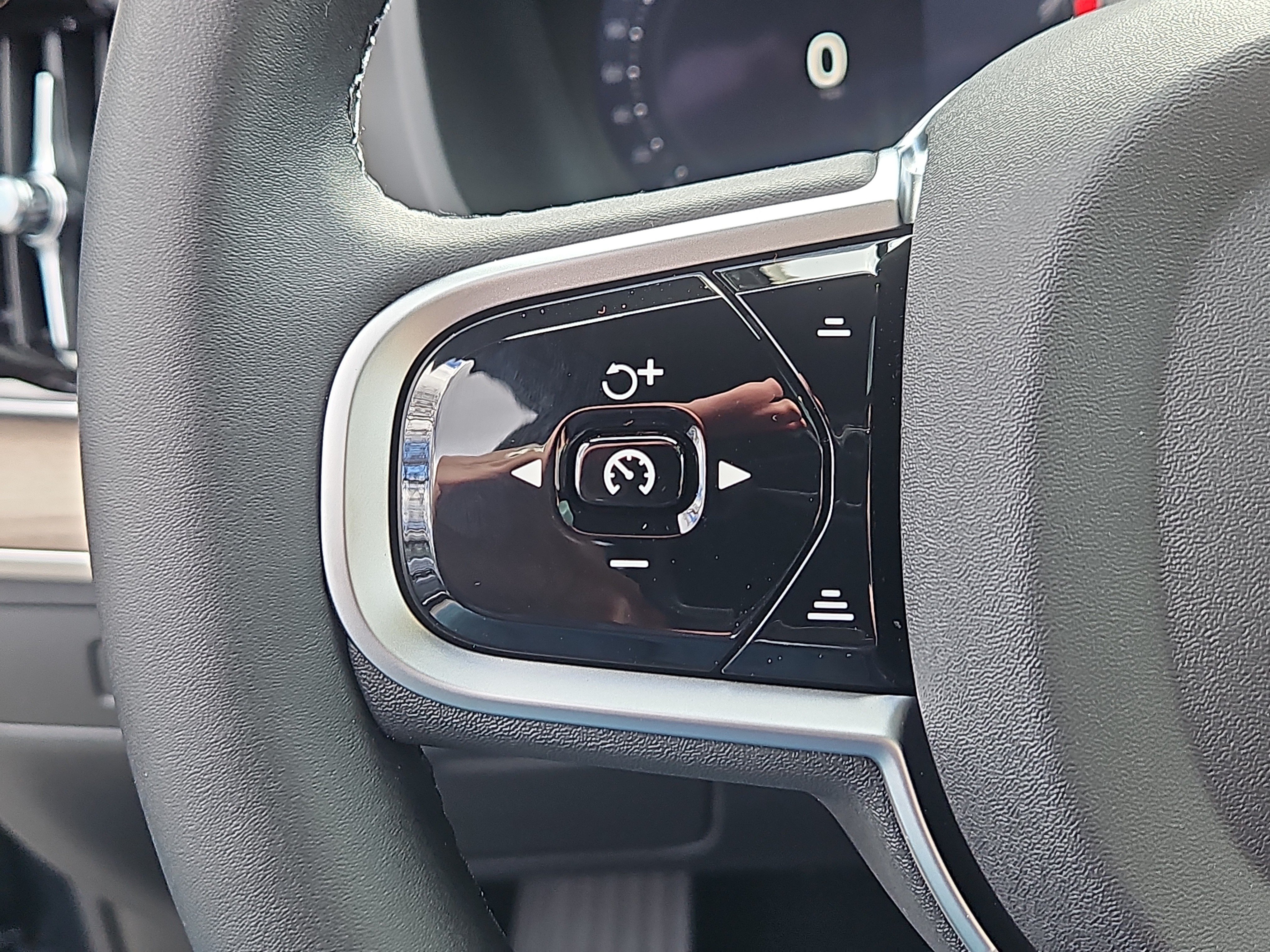 New 2026 Volvo XC90 B6 Plus w/ Protection Package Premier AWD/4WD image 16