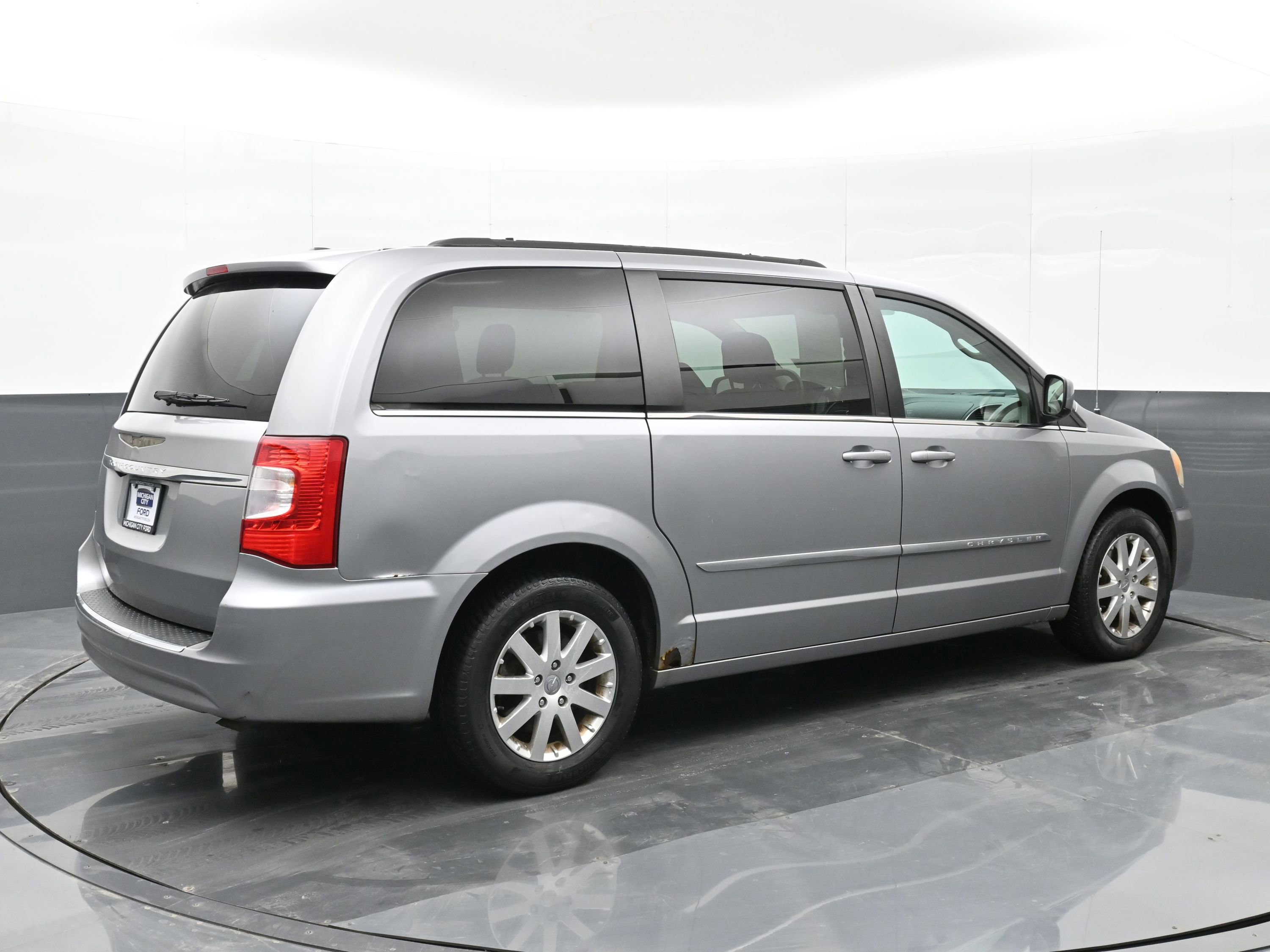 Used 2013 Chrysler Town & Country Touring image 8