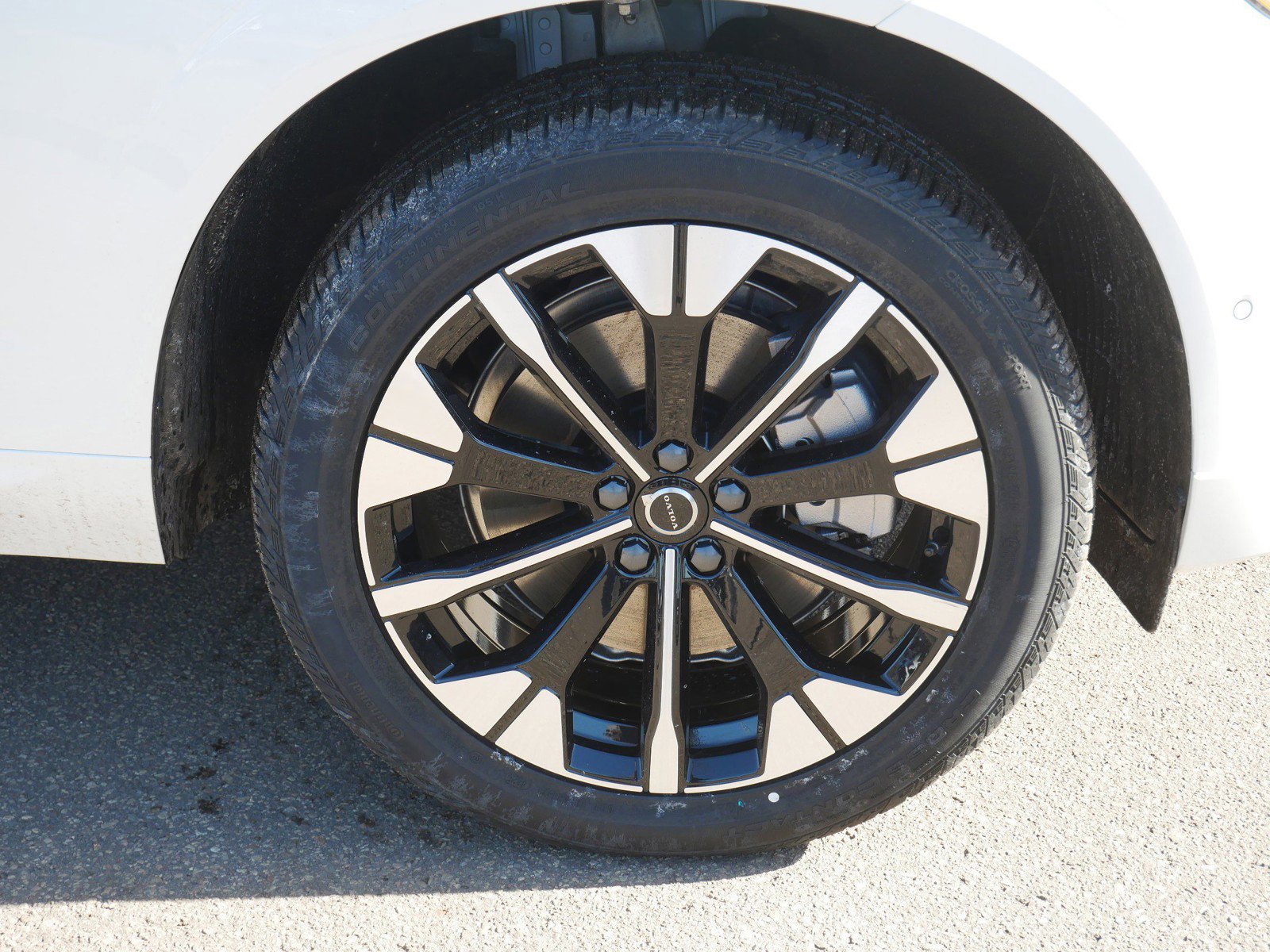 New 2026 Volvo XC60 T8 Plus w/ Climate Package image 4