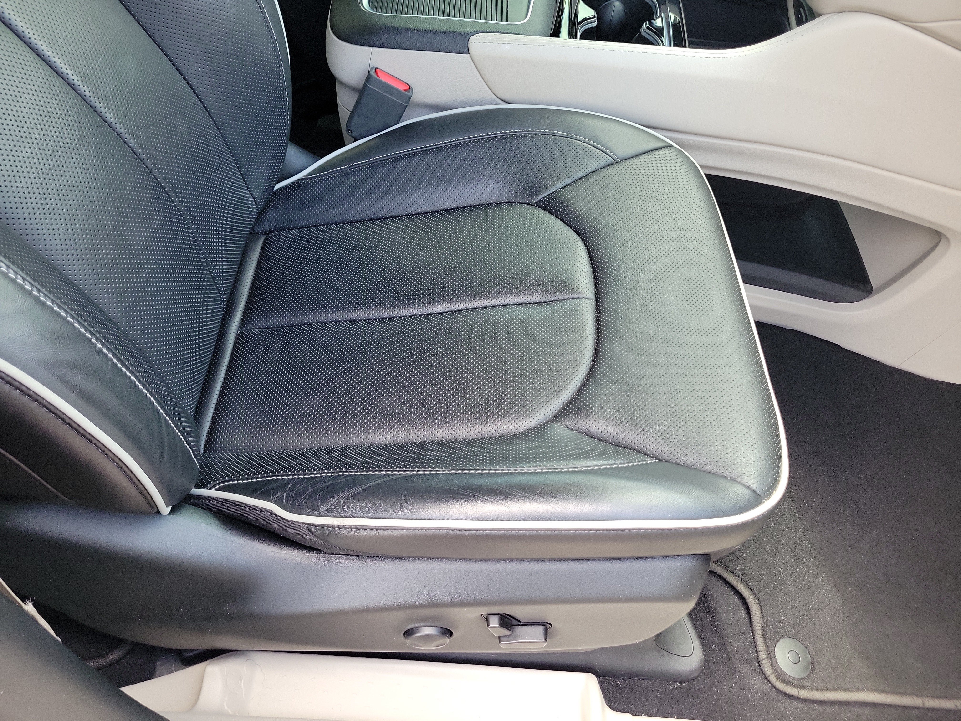 Used 2023 Chrysler Pacifica Limited w/ Uconnect Theater Family Group AWD/4WD image 19