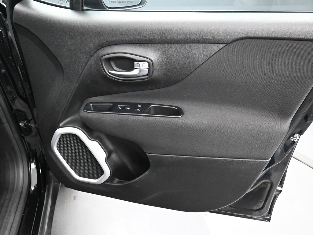 Used 2018 Jeep Renegade Latitude w/ Cold Weather Group image 34