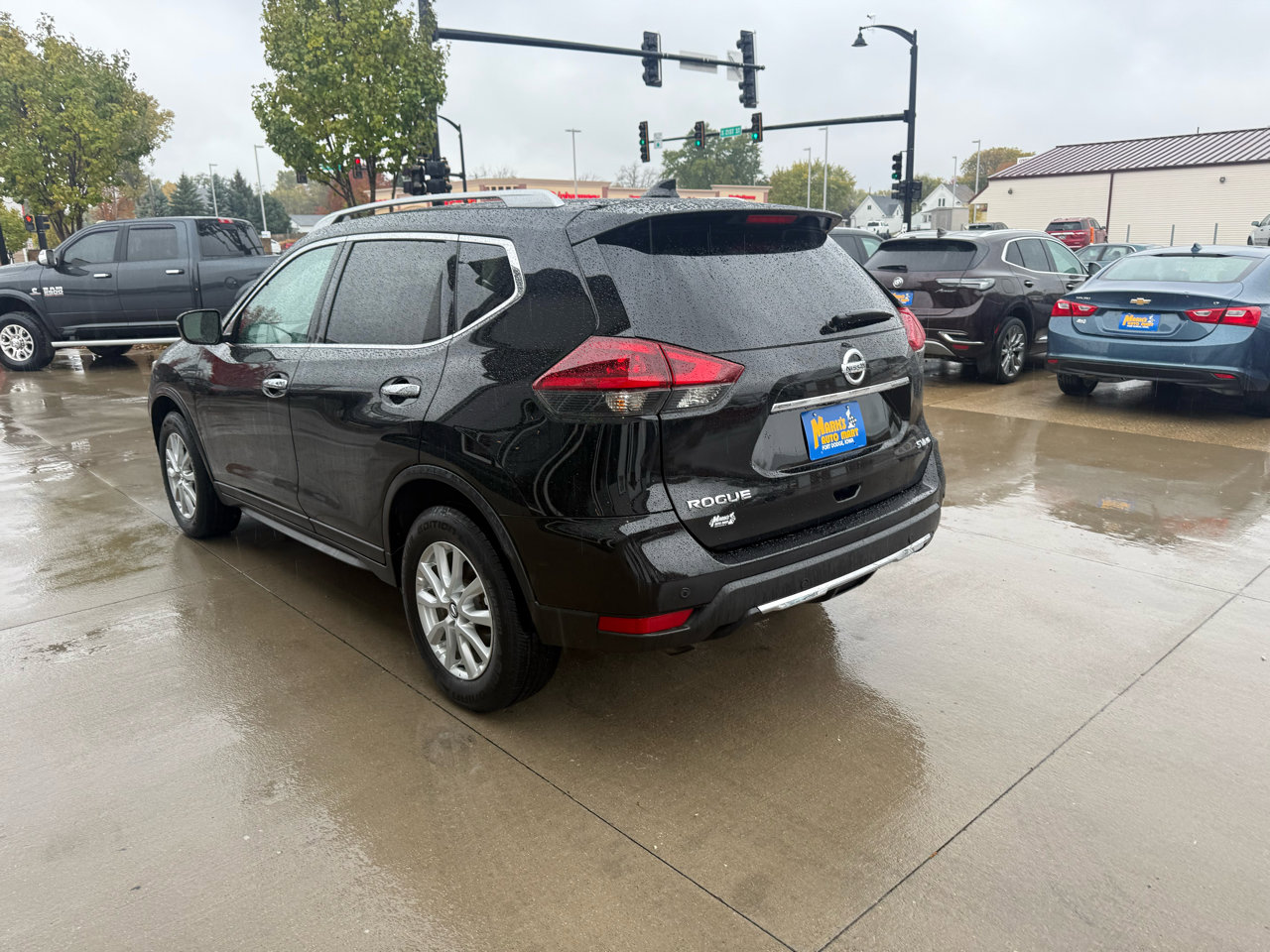 Used 2020 Nissan Rogue SV image 4