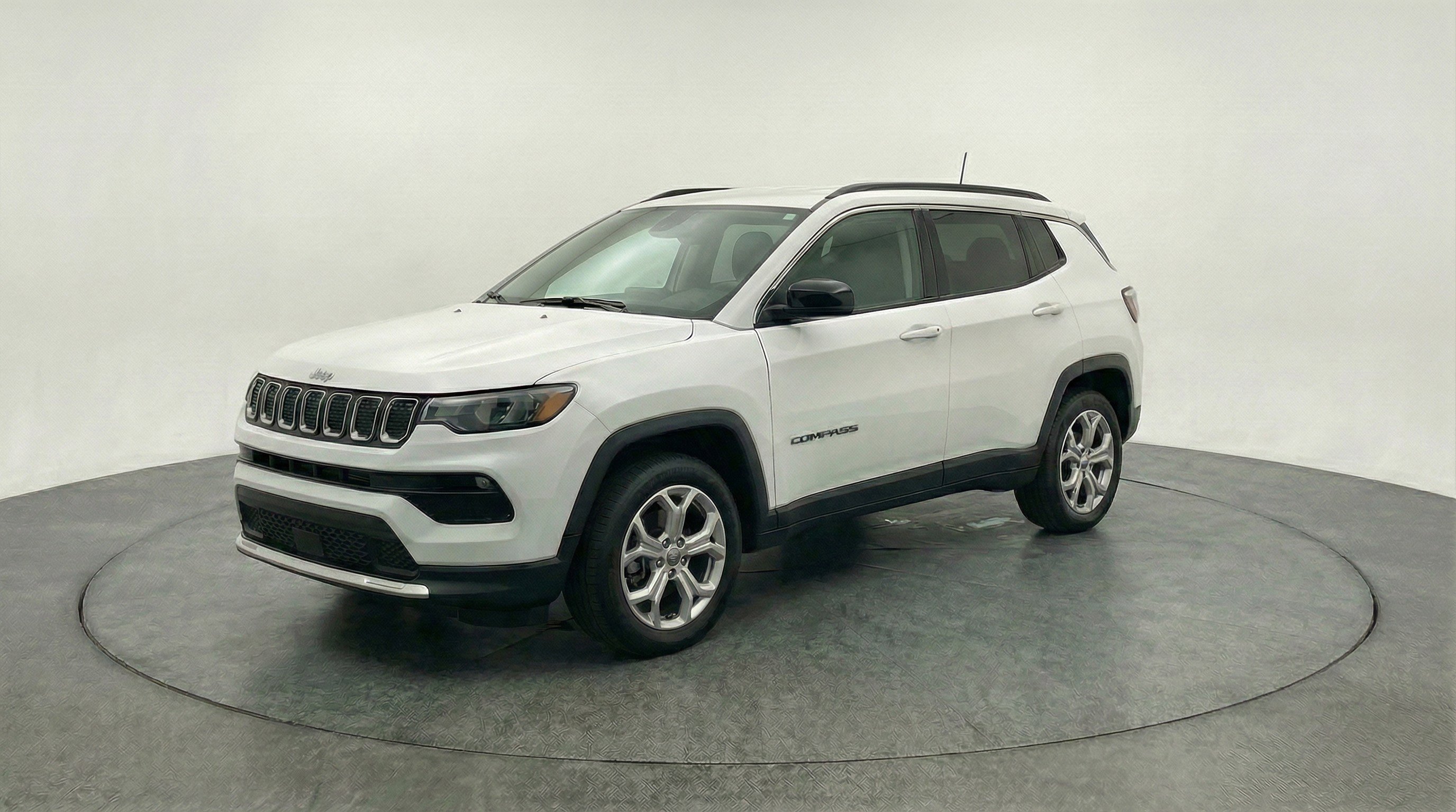 Used 2025 Jeep Compass Latitude AWD/4WD image 3